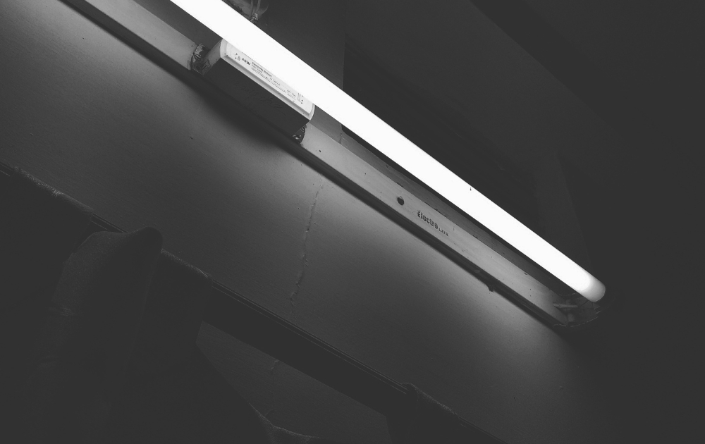 bóng đèn sáng yếu cần thay mới