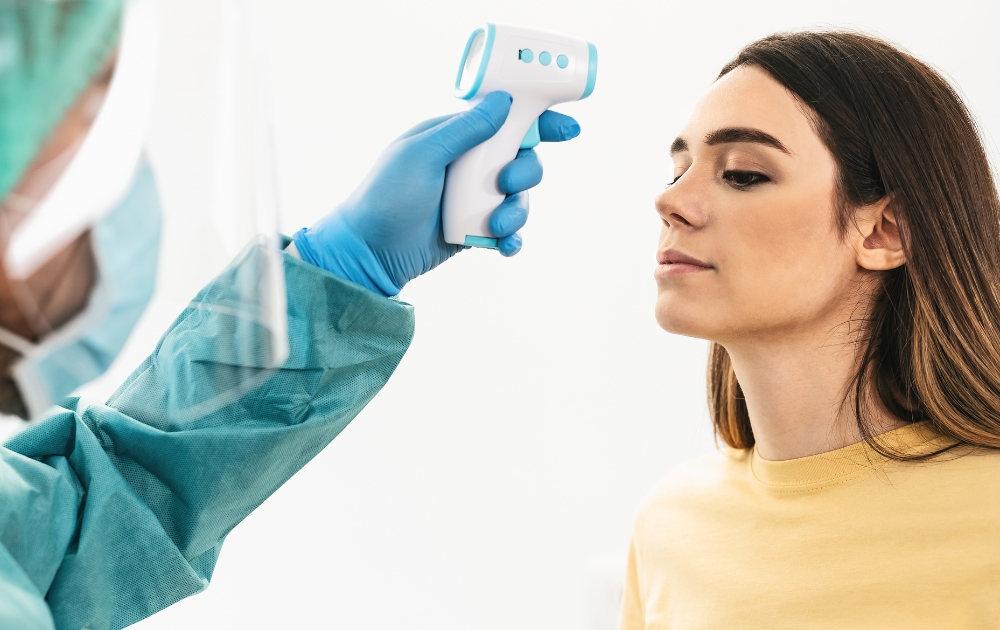 đo nhiệt kế ở trán