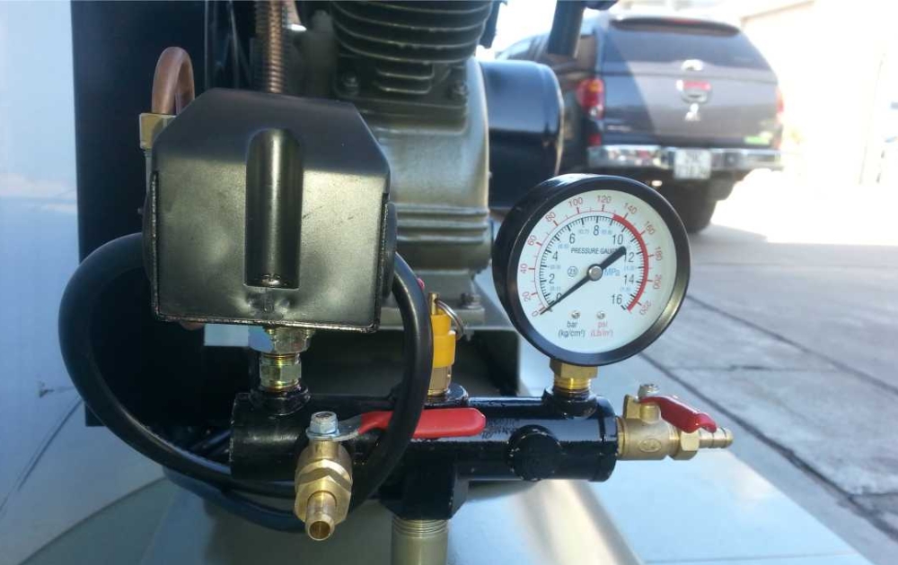 Theo dõi đồng hồ áp suất máy nén khí