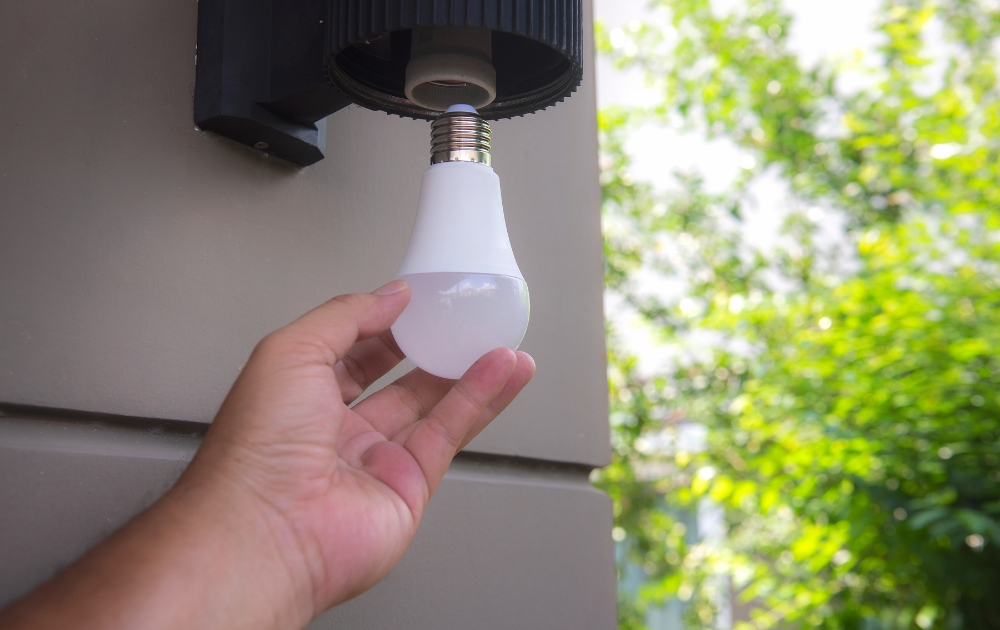 cách lắp bóng đèn led trong