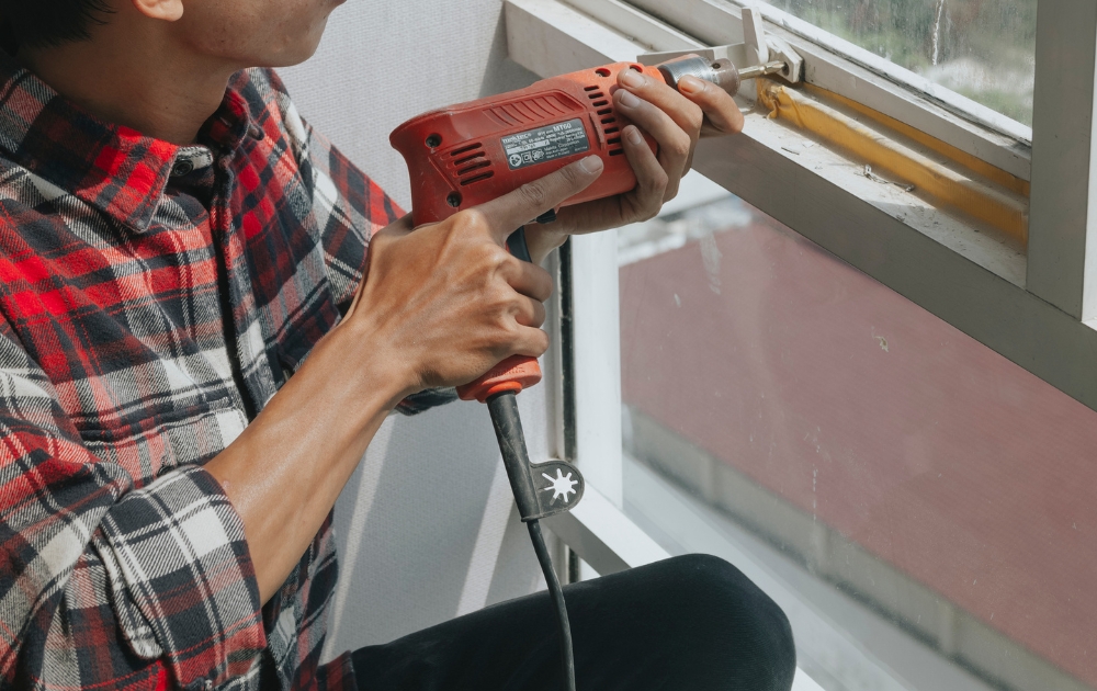 máy khoan điện cầm tay