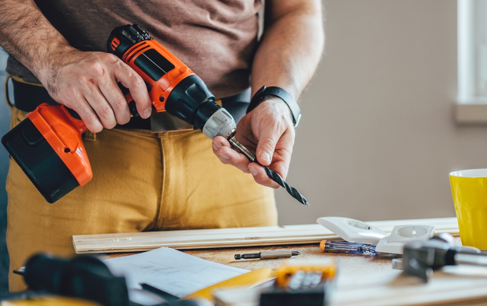 máy khoan cầm tay chạy pin