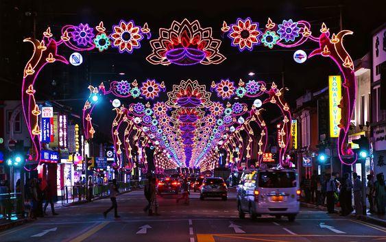 Đèn LED hoa văn nghệ thuật trên phố lớn