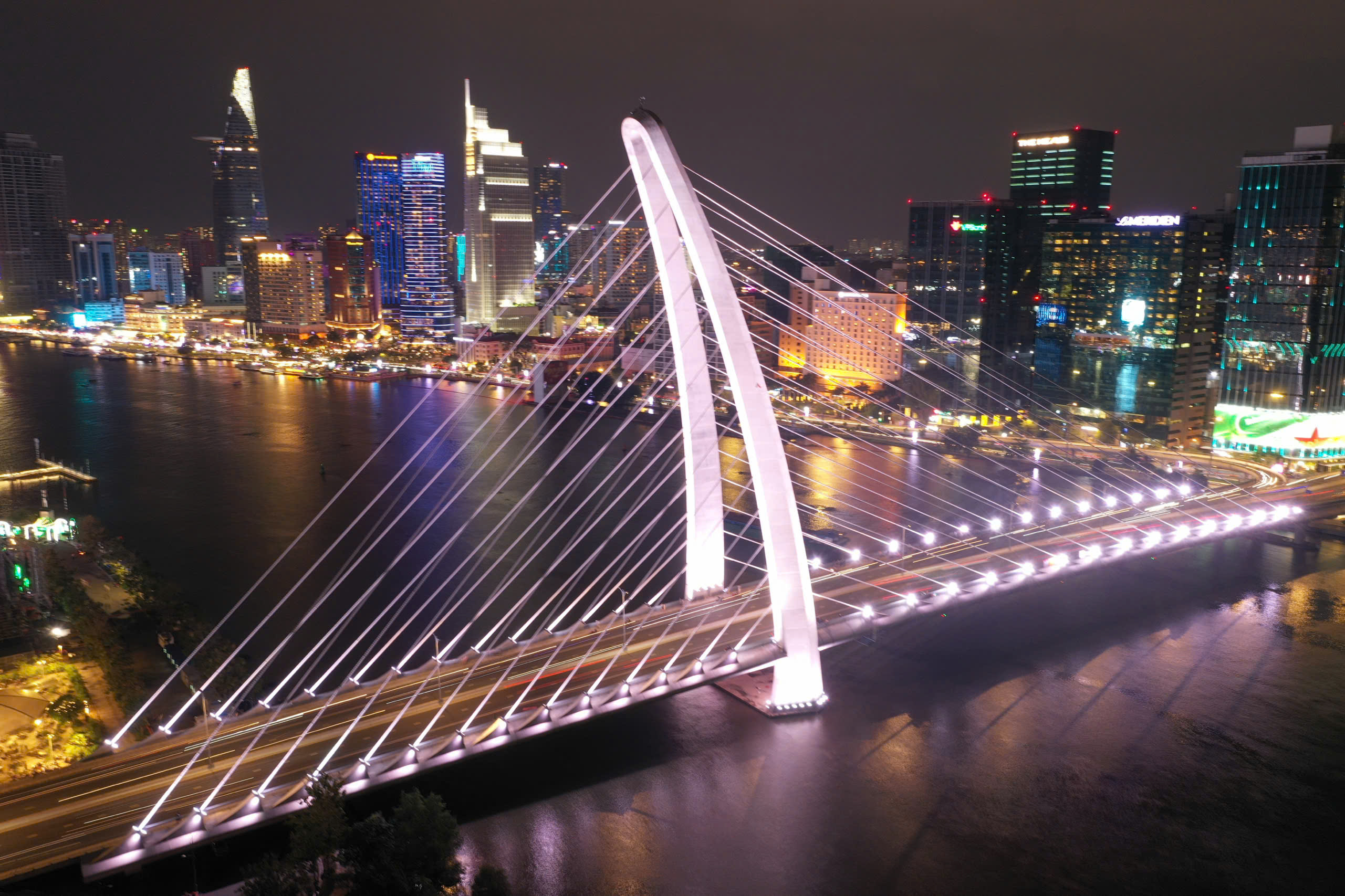 Đèn LED chiếu sáng trang trí cầu dây văng