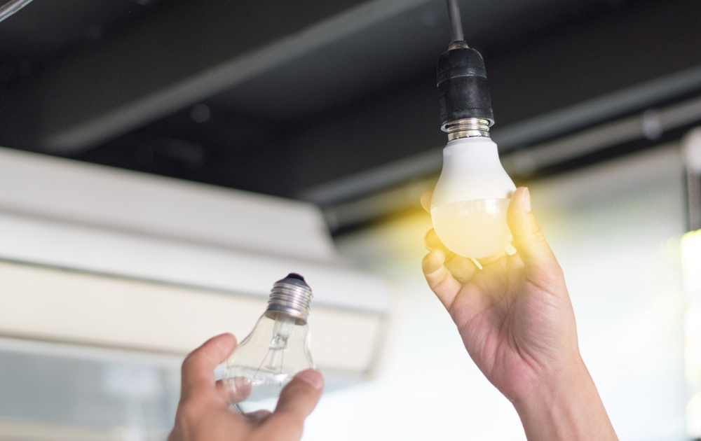 thay bóng đèn mới