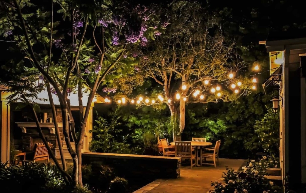 trang trí đèn led dây trước nhà