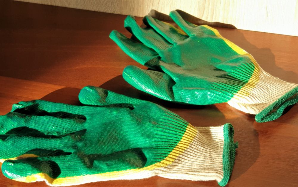 Găng tay bảo hộ phủ cao su: Phân loại, ưu nhược điểm và cách chọn mua