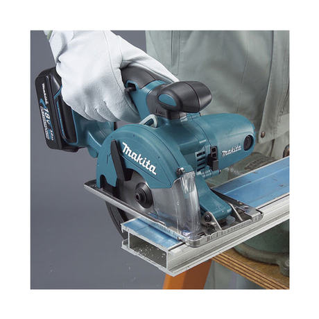 Máy cắt kim loại 150mm dùng pin 18V Makita DCS551RMJ
