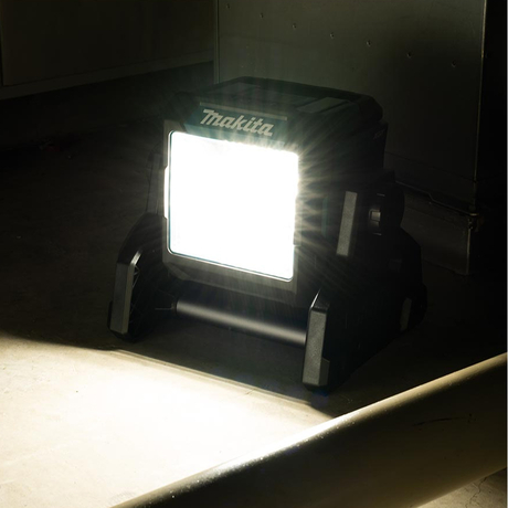 Makita ML003G construction flashlight uses 14.4 -40V battery