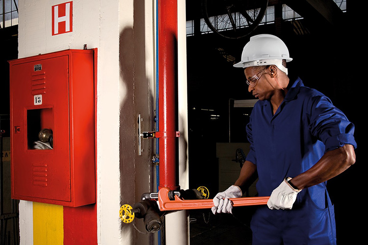 Kìm nước Tramontina được sử dụng để lắp đặt, sửa chữa bảo trì ống nước