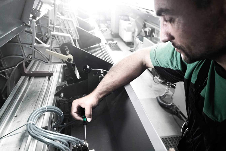 Bộ tua vít điện tử đa năng 12 chi tiết 05073675001