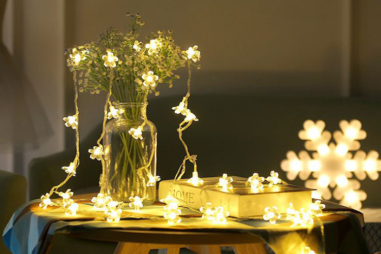 Dây đèn LED trang trí dài 5m, 20 bóng hình hoa anh đào có điều khiển từ xa dùng pin