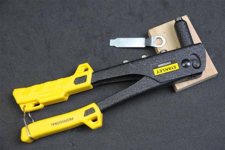 Kìm rút đinh 4 lỗ Stanley STHT69800-8
