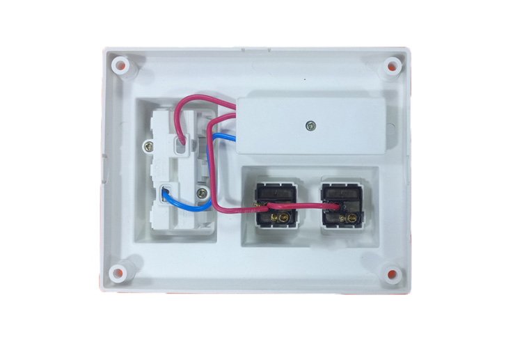 Bảng điện nổi CB 15A có 3 ổ cắm đôi 2 chấu và 2 công tắc 1 chiều LiOA B-CB15A2C