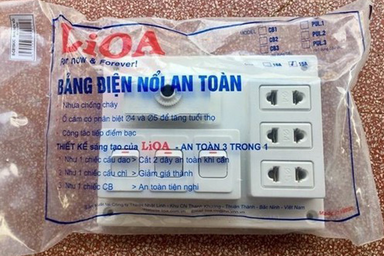 Bảng điện nổi CB 15A có 3 ổ cắm đôi 2 chấu và 3 công tắc 1 chiều LiOA B-CB15A3C
