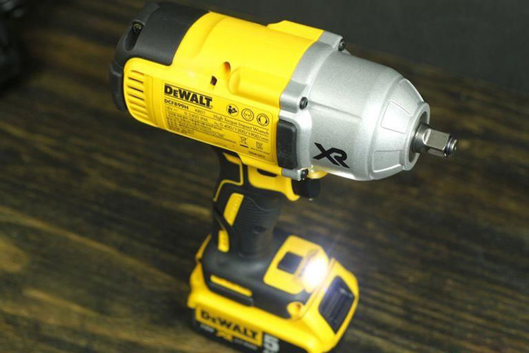 Máy vặn bu lông động lực pin 950Nm Dewalt DCF899HP2-KR