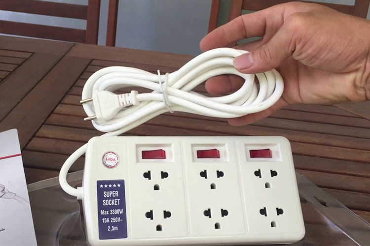 Ổ cắm điện 6 ổ cắm dây 2.5m có nắp che an toàn 3300w LiOA 6SS2.5-2