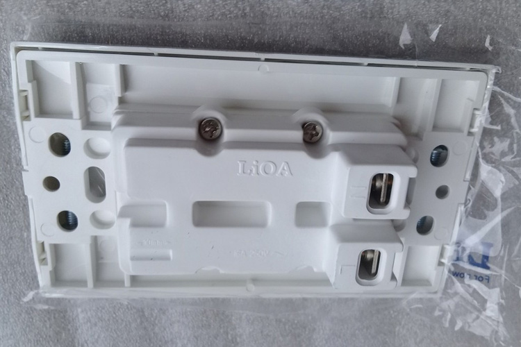 Ổ cắm ba, 2 chấu 16A LiOA SE183U