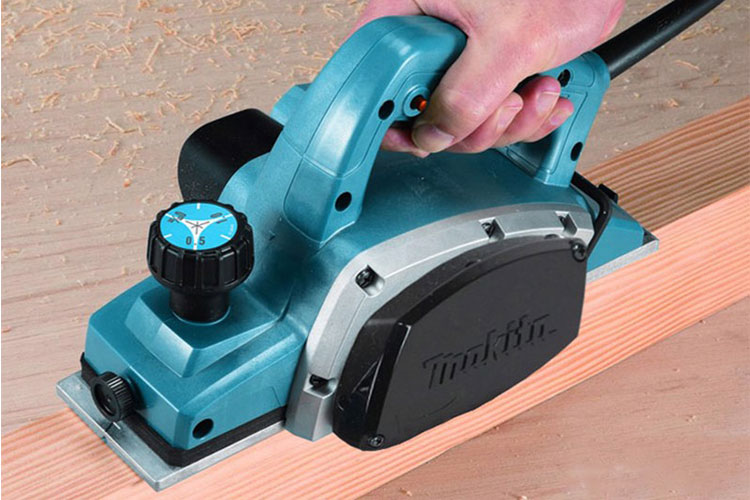 Máy bào 580W bề rộng đường bào 82mm Makita N1900B
