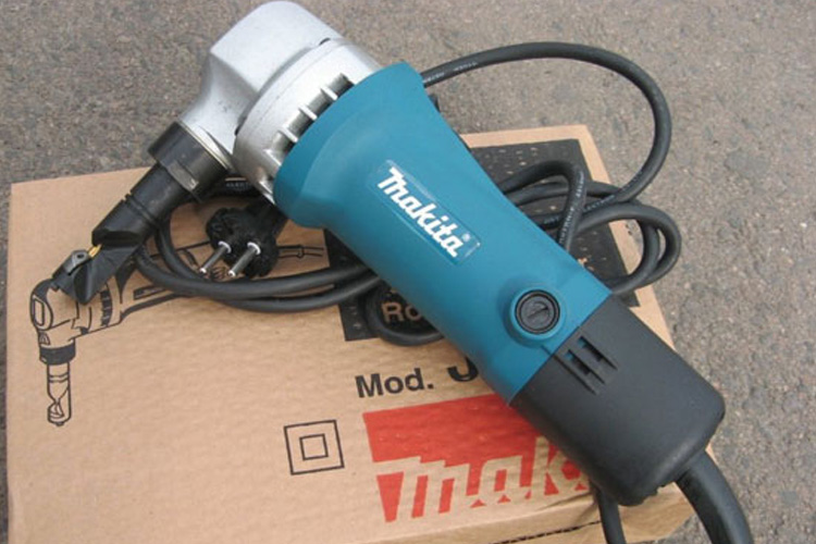Máy cắt kim loại 550W đường kính 50mm Makita JN1601