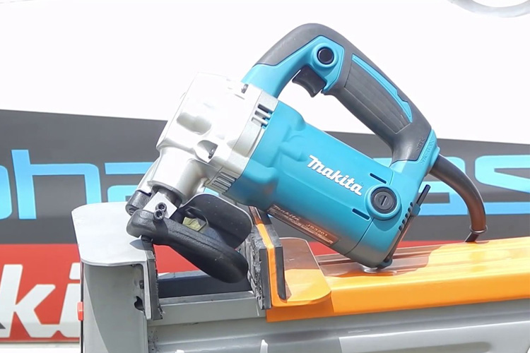 Máy cắt kim loại 710W Makita JS3201