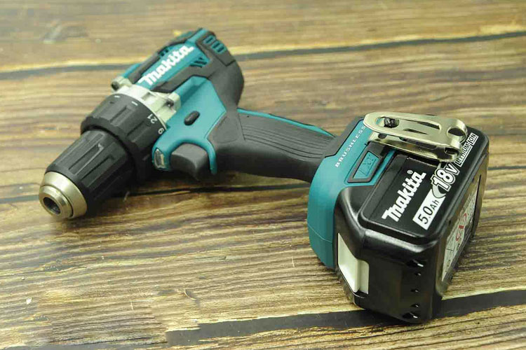 Máy khoan và vặn vít dùng pin 18V Makita DDF484RTE
