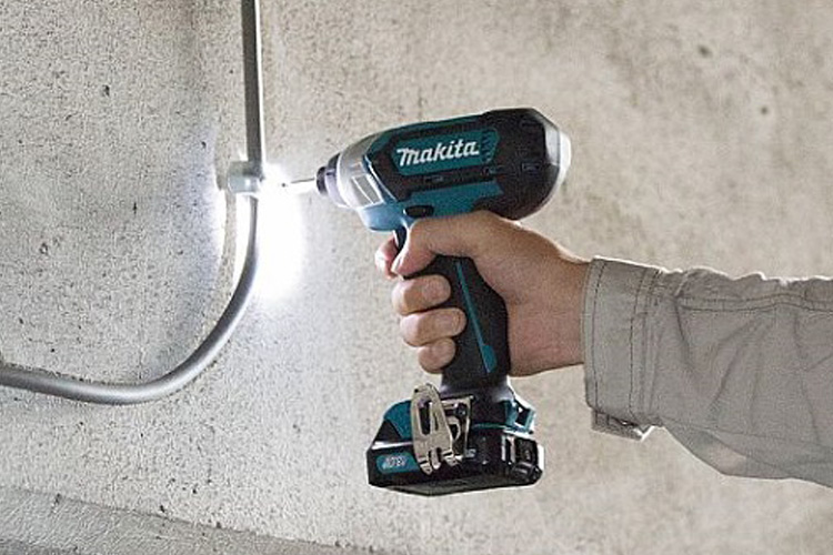 Máy khoan và vặn vít dùng pin 12V Makita TD110DSYE