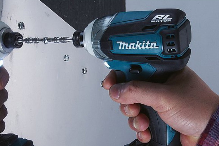 Máy khoan và vặn vít dùng pin 12V Makita TD110DSYE