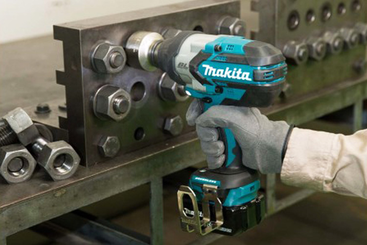 Máy siết bu lông dùng pin 18V Makita DTW1001Z