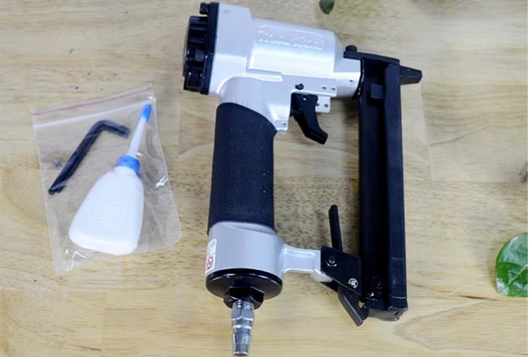 U-shaped nail gun with 5.1mm wide nails Makita AT422AZ