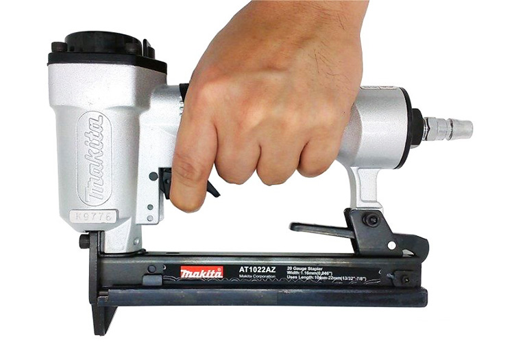 U-shaped nail gun with 11.2mm wide nails Makita AT1022AZ