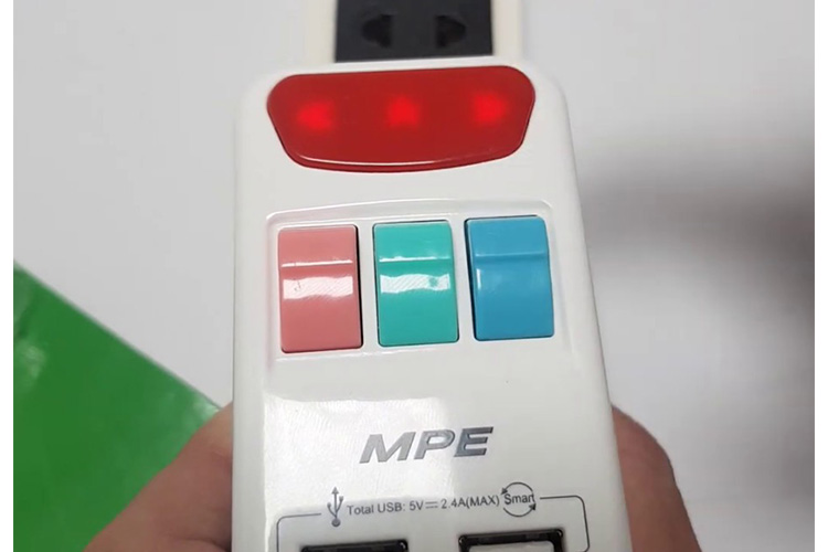 Ổ cắm du lịch đa năng 2 cổng USB MPE TA4