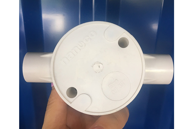 Hộp nối tròn 2 ngã vuông Ø20 NANOCO NPA69201
