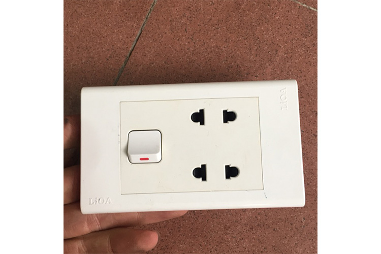 Ổ cắm đôi 2 chấu 16A 1 lỗ LIOA SS198T2U2X