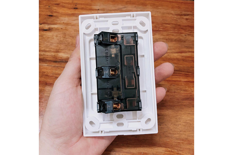 Ổ cắm 3, 2 chấu đế liền 16A MPE A20US3N