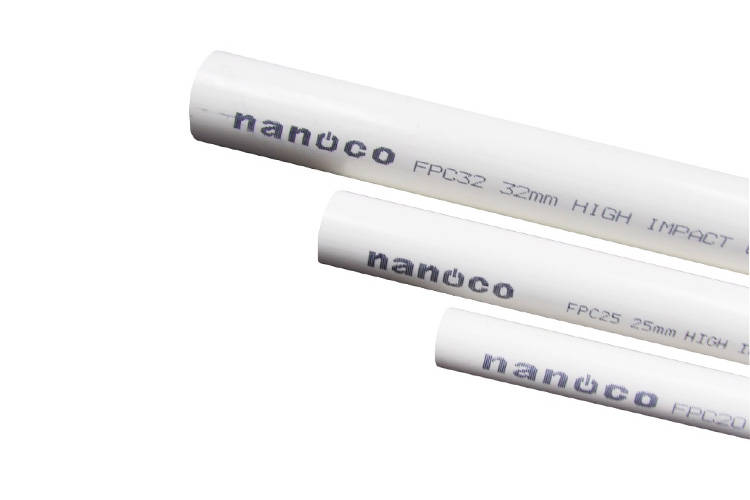 Ống luồn dây điện Ø16 dài 2.92m NANOCO FPC16 màu trắng là sản phẩm được sản xuất để phục vụ cho quá trình dẫn luồn dây điện trong mạng lưới điện năng. Với công dụng bảo vệ dây dẫn khỏi các tác nhân bên ngoài, kích thước đa dạng, có khả năng chịu lực, chịu nén, chống cháy, cách điện và rất linh hoạt trong lắp đặt có thể dễ dàng uốn cong để phù hợp với quá trình thi công công trình, ống luồn NANOCO đã trở thành thành phần không thể thiếu trong các công trình xây dựng. NANOCO là thương hiệu xuất xứ từ tập đoàn Phước Thạnh chuyên cung cấp các thiết bị điện cho nền công nghiệp xây dựng phục vụ cho nhu cầu sử dụng trong đời sống của người dân ở thời điểm hiện tại. Với quá trình phát triển không ngừng nghỉ, các sản phẩm của NANOCO ngày càng trở nên đa dạng và được đón nhận rất tích cực từ người tiêu dùng. Đặc điểm của ống luồn dây điện Ø16 dài 2.92m NANOCO FPC16 Thiết kế nhỏ gọn, đơn giản dễ sử dụng và lắp đặt. Màu sắc trắng đơn giản, giúp cho hệ thống lắp đặt trở nên thẩm mỹ và tối giản. Ống luồn dây điện Ø16 dài 2.92m NANOCO FPC16 có đường kính khá lớn giúp sản phẩm có nhiều không gian chứa đựng dây dẫn điện. Cấu tạo ống luồn dây điện dây từ nguyên liệu nhựa PVC cao cấp chống cháy, chống gãy bể và hoen ố bởi các tác nhân vật lí bên ngoài. Ống luồn giúp mạng lưới điện trở nên an toàn với người tiêu dùng bởi tính năng cách điện của nhựa PVC cấu thành ống.  Ống luồn dây điện Ø16 dài 2.92m NANOCO FPC16 2. Công dụng của ống luồn dây điện Ø16 dài 2.92m NANOCO FPC16 Ống luồn đàn hồi được dùng để bảo vệ hệ thống đường dẫn dây điện và tạo hệ thống ống luồn dây điện nổi, nhằm có thể kéo, đấu nối dây dẫn, tạo thành các mạch nhánh.  Ống luồn dây điện thường được sử dụng trong nhà và các công trình xây dựng ngoài trời. Là giải pháp được sử dụng rất nhiều tại các công trình thích hợp cho việc lắp trên trần, chìm trong tường hoặc chôn dưới đất Có khả năng chịu lực chịu nén, chống cháy và bền bỉ trong khoảng nhiệt độ từ -15 đến 60° C Thông số kĩ thuật: •	Tên sản phẩm: Ống luồn dây điện •	Mã sản phẩm: FPC16 •	Loại sản phẩm: Tròn •	Kích thước: Ø16mm •	Chiều dài: 2.92m •	Thương hiệu: NANOCO •	Xuất xứ: Việt Nam •	Chất liệu: PVC •	Màu sắc: Trắng •	Đơn vị tính: Cuộn Ống luồn dây điện Ø16 dài 2.92m NANOCO FPC16