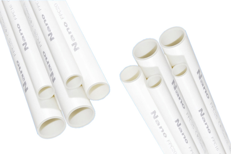 Ống luồn dây điện Ø16 dài 2.92m NANOCO FPC16 màu trắng là sản phẩm được sản xuất để phục vụ cho quá trình dẫn luồn dây điện trong mạng lưới điện năng. Với công dụng bảo vệ dây dẫn khỏi các tác nhân bên ngoài, kích thước đa dạng, có khả năng chịu lực, chịu nén, chống cháy, cách điện và rất linh hoạt trong lắp đặt có thể dễ dàng uốn cong để phù hợp với quá trình thi công công trình, ống luồn NANOCO đã trở thành thành phần không thể thiếu trong các công trình xây dựng. NANOCO là thương hiệu xuất xứ từ tập đoàn Phước Thạnh chuyên cung cấp các thiết bị điện cho nền công nghiệp xây dựng phục vụ cho nhu cầu sử dụng trong đời sống của người dân ở thời điểm hiện tại. Với quá trình phát triển không ngừng nghỉ, các sản phẩm của NANOCO ngày càng trở nên đa dạng và được đón nhận rất tích cực từ người tiêu dùng. Đặc điểm của ống luồn dây điện Ø16 dài 2.92m NANOCO FPC16 Thiết kế nhỏ gọn, đơn giản dễ sử dụng và lắp đặt. Màu sắc trắng đơn giản, giúp cho hệ thống lắp đặt trở nên thẩm mỹ và tối giản. Ống luồn dây điện Ø16 dài 2.92m NANOCO FPC16 có đường kính khá lớn giúp sản phẩm có nhiều không gian chứa đựng dây dẫn điện. Cấu tạo ống luồn dây điện dây từ nguyên liệu nhựa PVC cao cấp chống cháy, chống gãy bể và hoen ố bởi các tác nhân vật lí bên ngoài. Ống luồn giúp mạng lưới điện trở nên an toàn với người tiêu dùng bởi tính năng cách điện của nhựa PVC cấu thành ống.  Ống luồn dây điện Ø16 dài 2.92m NANOCO FPC16 2. Công dụng của ống luồn dây điện Ø16 dài 2.92m NANOCO FPC16 Ống luồn đàn hồi được dùng để bảo vệ hệ thống đường dẫn dây điện và tạo hệ thống ống luồn dây điện nổi, nhằm có thể kéo, đấu nối dây dẫn, tạo thành các mạch nhánh.  Ống luồn dây điện thường được sử dụng trong nhà và các công trình xây dựng ngoài trời. Là giải pháp được sử dụng rất nhiều tại các công trình thích hợp cho việc lắp trên trần, chìm trong tường hoặc chôn dưới đất Có khả năng chịu lực chịu nén, chống cháy và bền bỉ trong khoảng nhiệt độ từ -15 đến 60° C Thông số kĩ thuật: •	Tên sản phẩm: Ống luồn dây điện •	Mã sản phẩm: FPC16 •	Loại sản phẩm: Tròn •	Kích thước: Ø16mm •	Chiều dài: 2.92m •	Thương hiệu: NANOCO •	Xuất xứ: Việt Nam •	Chất liệu: PVC •	Màu sắc: Trắng •	Đơn vị tính: Cuộn Ống luồn dây điện Ø16 dài 2.92m NANOCO FPC16