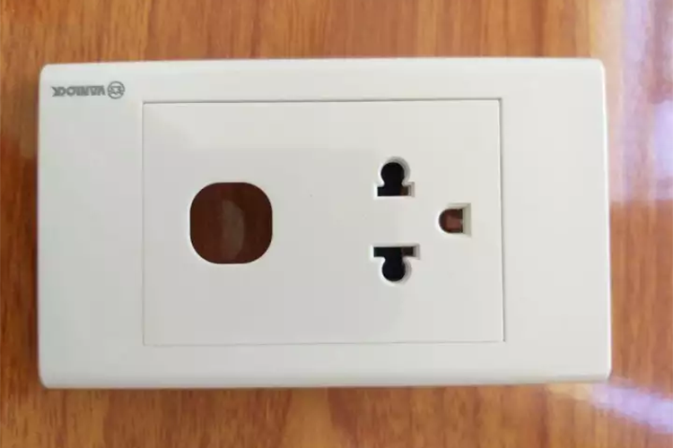 Ổ cắm đơn 3 chấu, 1 lỗ 16A SINO 601TROC3S18UEXB