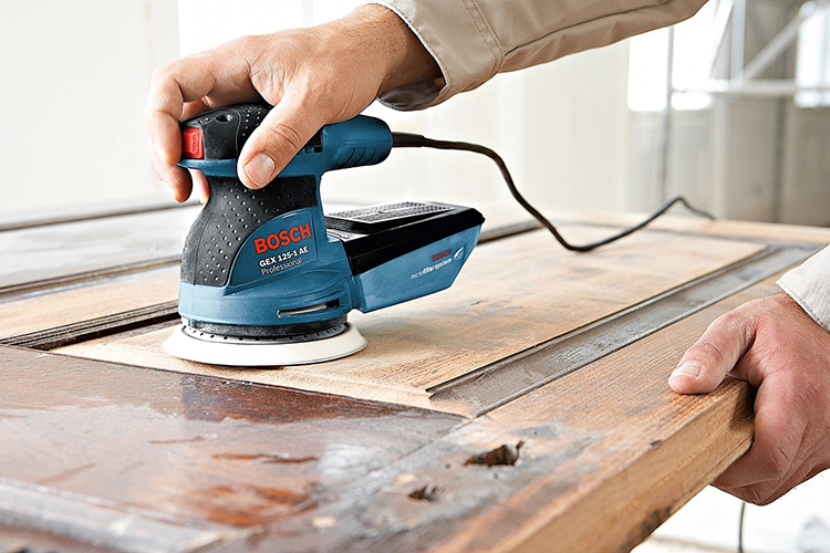 Vibrating sander with round sanding disc, free moving orbit