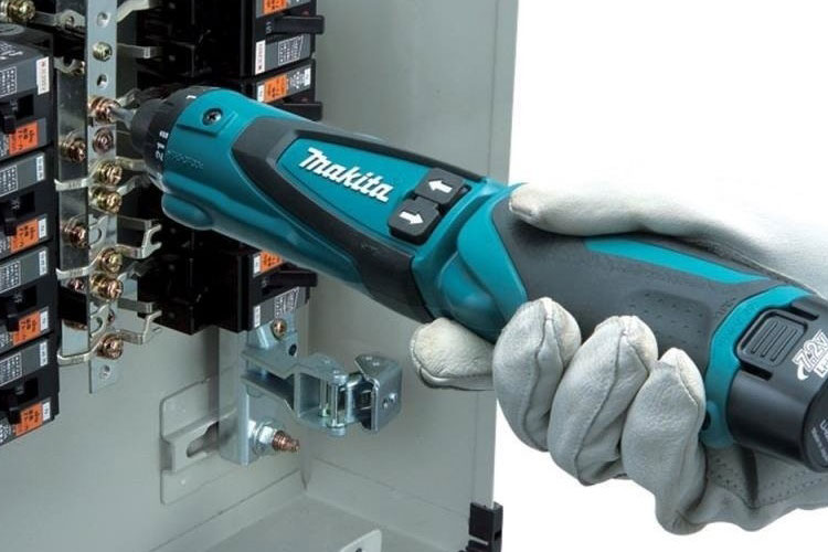 Máy vặn vít dùng pin 7.2V Makita DF012DSE
