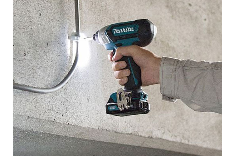 Máy siết bu lông pin 18V/3.0Ah Makita DTW181RFE