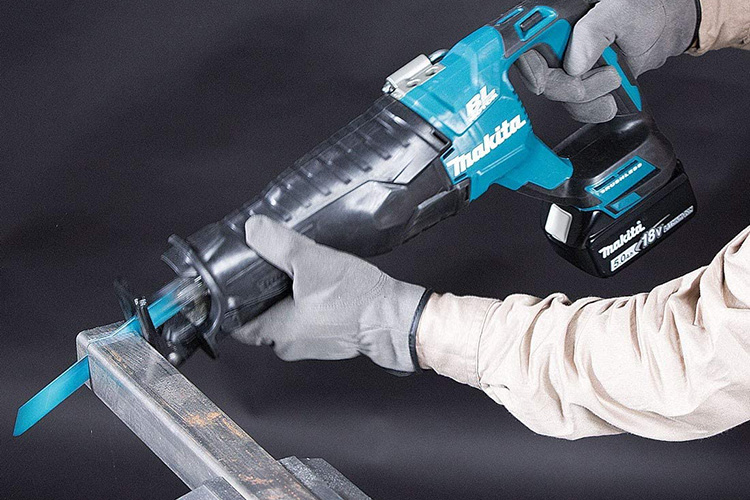 Máy cưa kiếm 32mm pin 18V/5.0Ah Makita DJR187RTE