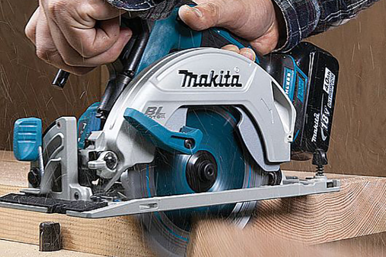 Máy cưa đĩa 165mm pin 18V/4.0Ah Makita DHS680RMJ