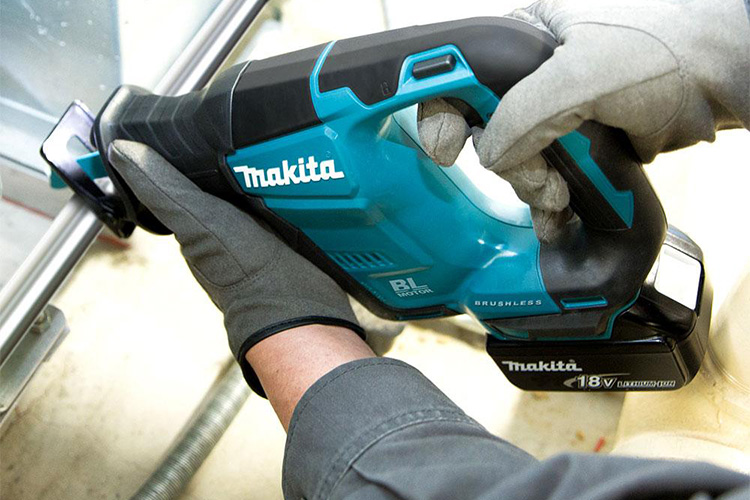 Máy cưa kiếm 20mm pin 18V Makita DJR188Z