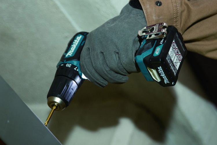 Máy khoan không chổi than 12V/2Ah Makita DF332DSAE