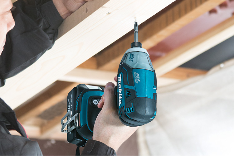 Máy bắt vít động cơ xung dầu pin 18V Makita DTS141RME