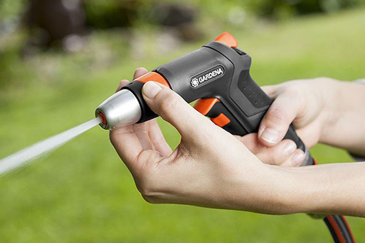 Bộ vòi tưới kim loại kèm cút nối 13mm Gardena 18297-20