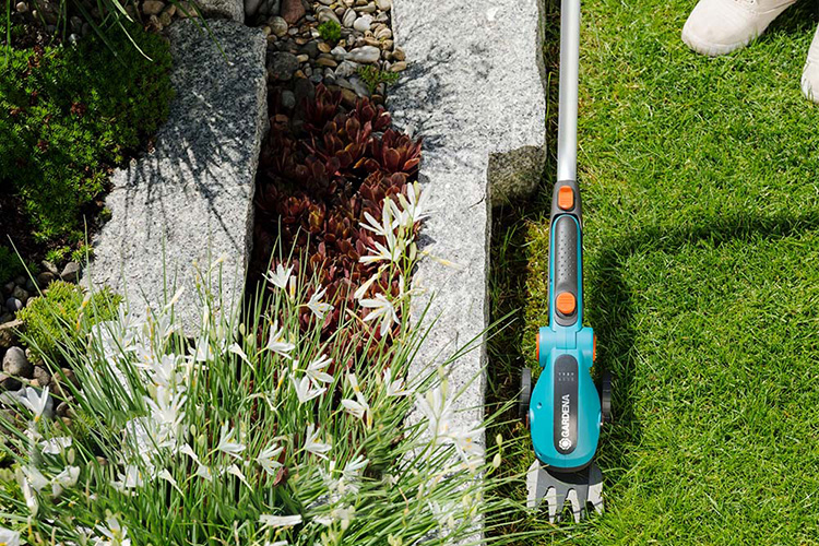 Máy cắt cỏ dùng pin kèm cán đẩy 120cm Gardena 09858-20