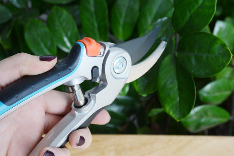 Kéo cắt tỉa cành 25mm mũi hếch Gardena 08906-20